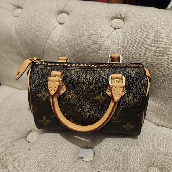 Louis Vuitton speedy nano with bag tag - Picture 2 of 15